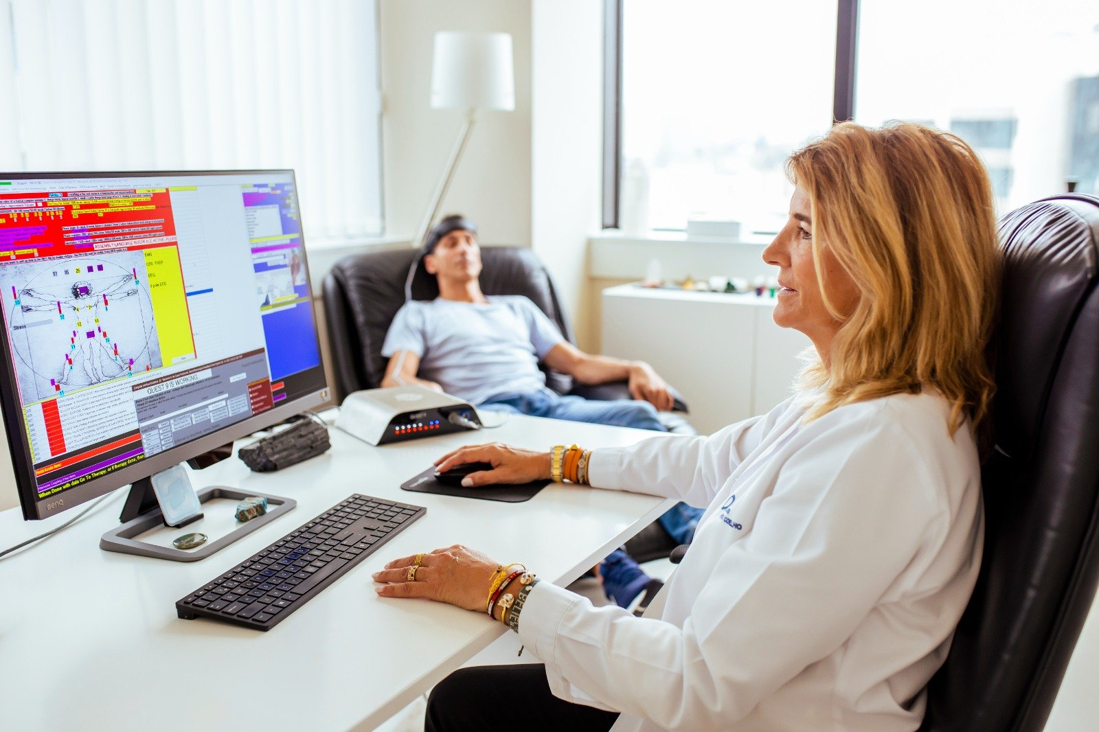 Sessão de biofeedback com equipamento profissional e software de análise